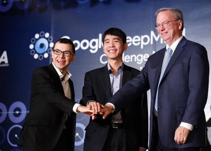 李世乭(中)赛前先礼后兵,与哈萨比斯(左)及Google行政总裁施密特(右)合照。