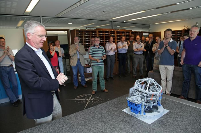 荷兰天文学家用乐高玩具设计并组装以欧洲南方天文台为样本的迷你天文台