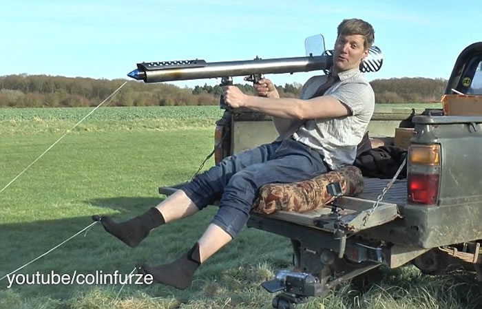 英国男子用自制火箭发射器脱袜