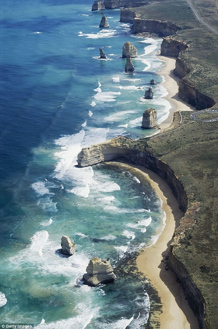 澳洲维多利亚省著名景点十二门徒石对开海底再