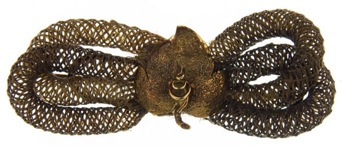 这个胸针是用人发编织而成。中央叶状装饰缀有一金属吊饰。 COURTESY OF MINNESOTA HISTORICAL SOCIETY