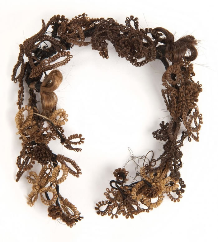 此发圈是由很多人的头发(可从发色不同判断)制成。 COURTESY OF MINNESOTA HISTORICAL SOCIETY