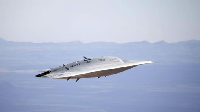 今天的很多飞机很容易被误认为是不明飞行物，比如这架X-47B无人机，拍摄于美国加州的爱德华兹空军基地