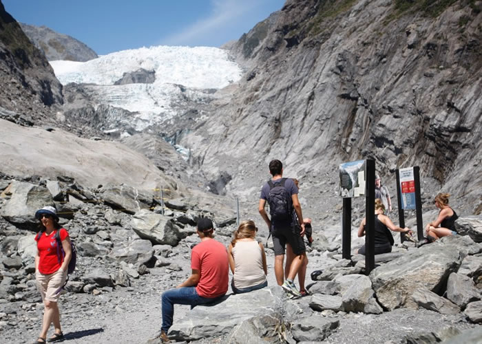由于气候暖化,弗兰茨约瑟夫冰川加速融化,消退到山谷上远处。
