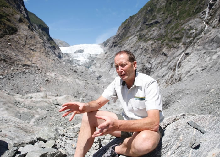 科斯特洛指冰川消融,对远足游人构成危险。