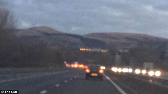 英国爱丁堡附近高速公路上拍到疑似UFO