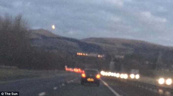 英国爱丁堡附近高速公路上拍到疑似UFO