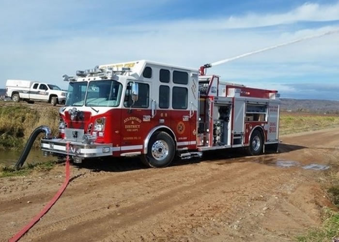 消防员把抽水放回,再重新抽水。