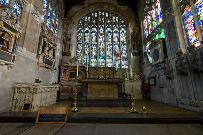 研究人员相信,莎士比亚的头骨不在坟墓中。若是如此,那么名人遗体遭窃事件又添一桩。 / PHOTOGRAPH BY BEN PRUCHNIE, GETTY