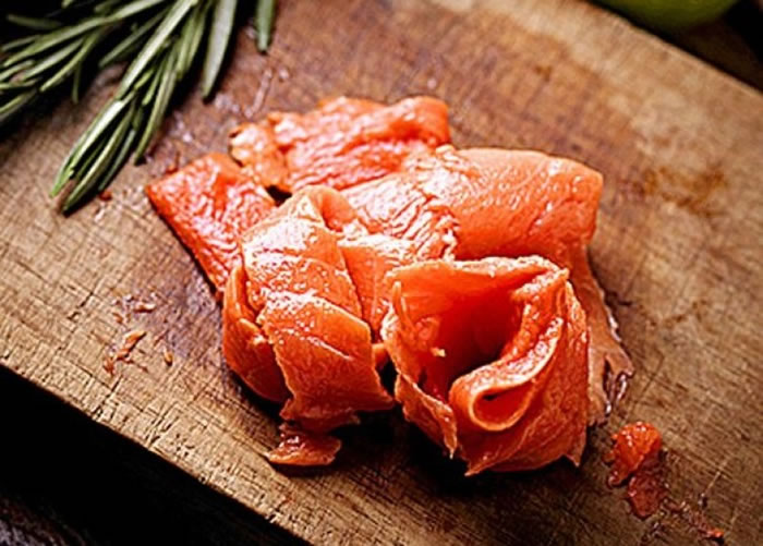 抗抑鬱药不可与烟三文鱼配搭。