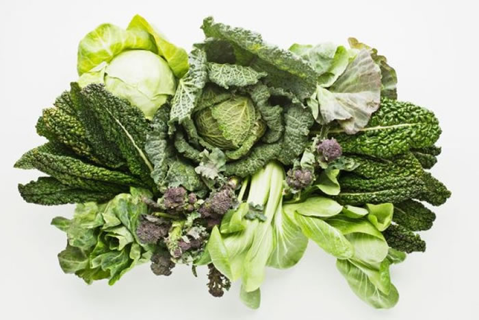 食血压药时忌食绿色蔬菜。