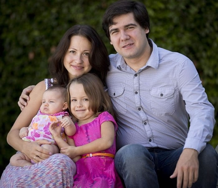 霍洛坚科(右)的两名女儿(左前)被发现伏尸前妻(左)家内。