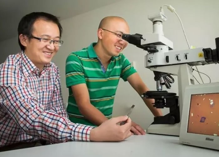 卢岳瑞(左)和其研究团队研制出全球最薄的镜片。
