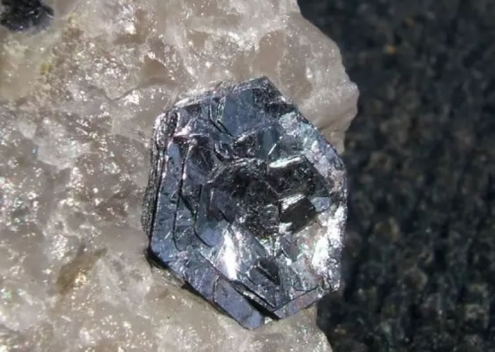 卢岳瑞及团队利用二硫化钼晶体来研制镜片。