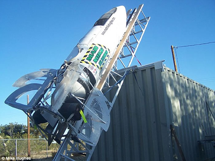 美国“疯狂”特技人绑蒸汽火箭挑战飞越第二大峡谷