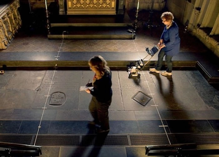 研究人员利用探地雷达扫描墓地。