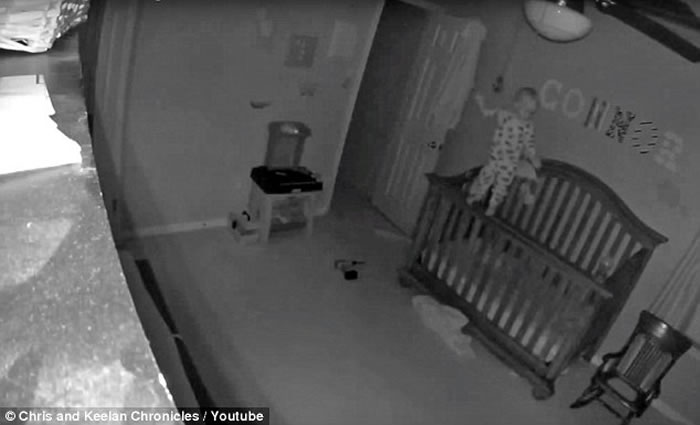 灵异影像:恐怖的平衡 婴儿半夜独站婴儿床围栏