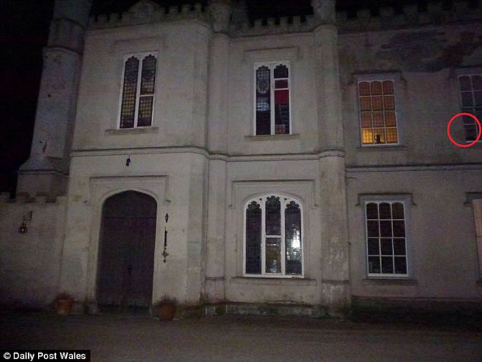 英国威尔斯17世纪古典建筑闹鬼 抓鬼大队夜探拍到男童站窗前