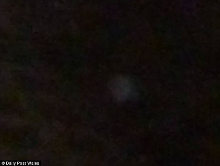 英国威尔斯17世纪古典建筑闹鬼 抓鬼大队夜探拍到男童站窗前