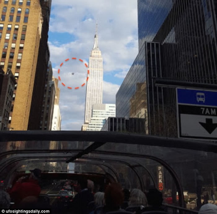 目击者称在美国纽约帝国大厦附近发现空中盘旋着一个UFO