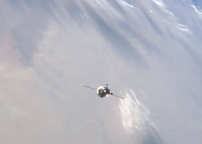 Progress-63装有食物、燃料、衣服等等的补给品。