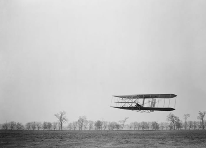 莱特兄弟当年首次动力飞行成功。