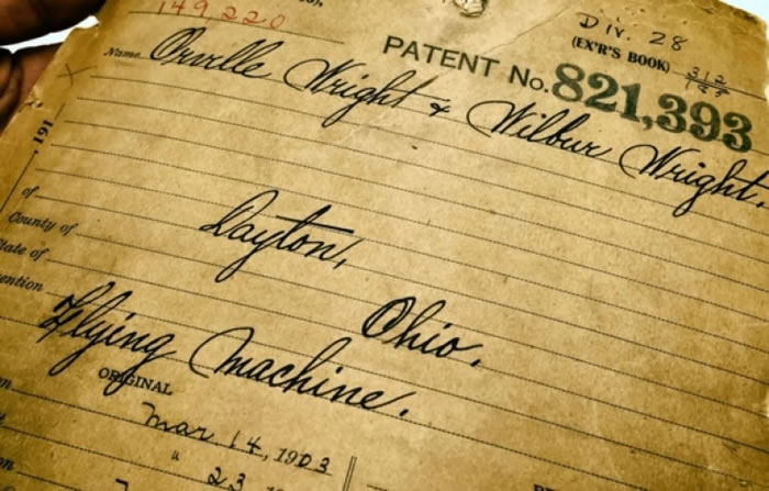 著名的编号821393、项目名为“飞行器”专利申请表。