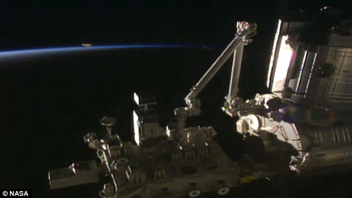 不明飞行物出现在地平线上,逐渐靠近国际空间站