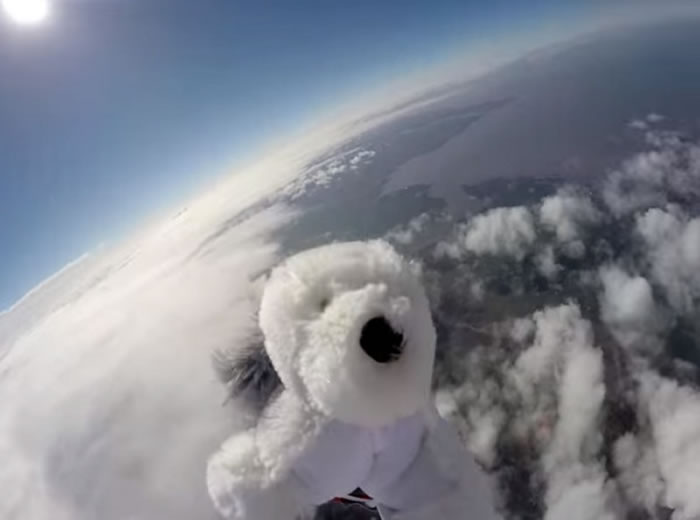随着气球越飞越高,山姆也成功到达了太空边际。