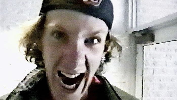 克莱博尔德(图)对着镜头狰狞大笑。