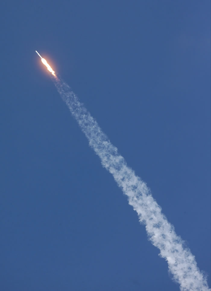 美SpaceX公司第五次尝试的结果,终于让猎鹰九号(Falcon 9)在把天龙号太空货船送往国际太空站后,火箭第一节成功回返,降落在海上平台。