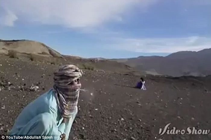 巴基斯坦男子“玩命”百步穿杨表演 用自动步枪AK-47轻松击中另一人所持的香烟、苹果