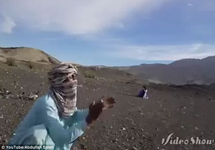 巴基斯坦男子“玩命”百步穿杨表演 用自动步枪AK-47轻松击中另一人所持的香烟、苹果