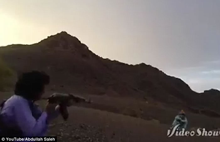 巴基斯坦男子“玩命”百步穿杨表演 用自动步枪AK-47轻松击中另一人所持的香烟、苹果