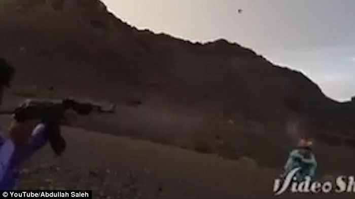 巴基斯坦男子“玩命”百步穿杨表演 用自动步枪AK-47轻松击中另一人所持的香烟、苹果