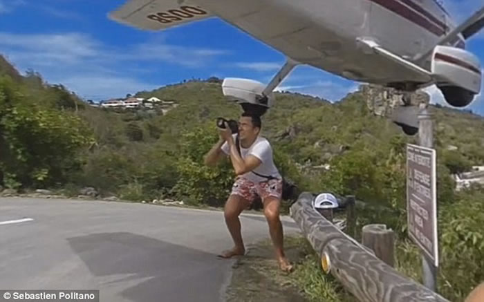 ���ձȺ�����ʥ���ص��ɻ�����ͷ���ɹ� �οͶ��������ձ�ײ��