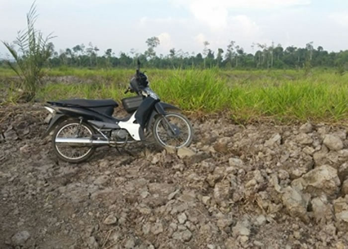 里察所驾的电单车仍在现场。