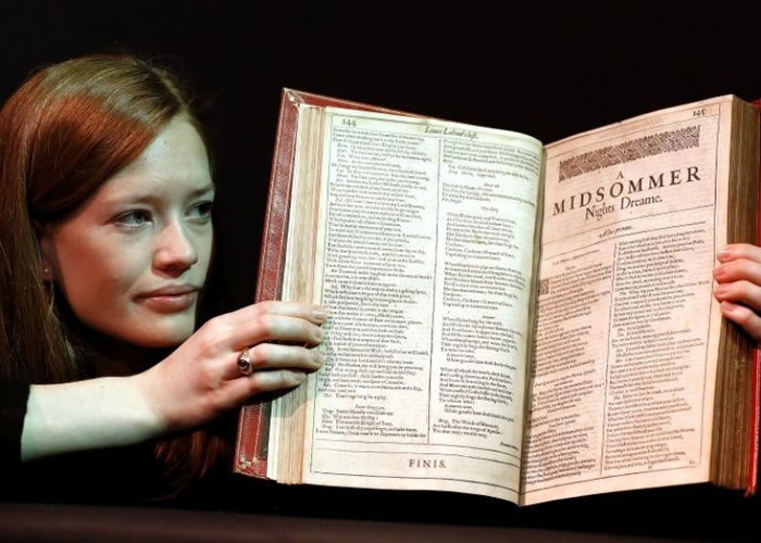 《第一对开本》内页,左页是《空相思》的结尾,右页是《仲夏夜之梦》的开头。