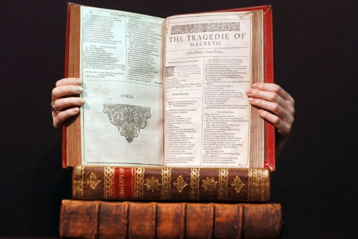 《第一对开本》是现代学者为莎士比亚剧本全集命名的名字。