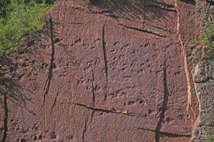 峭壁上的古蔺恐龙足迹