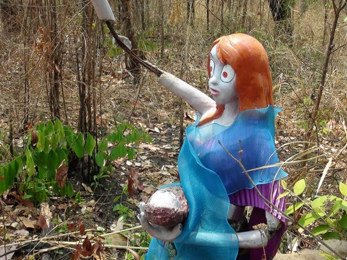 村民起初对这尊雕像感到害怕,但时间一长就没所谓。