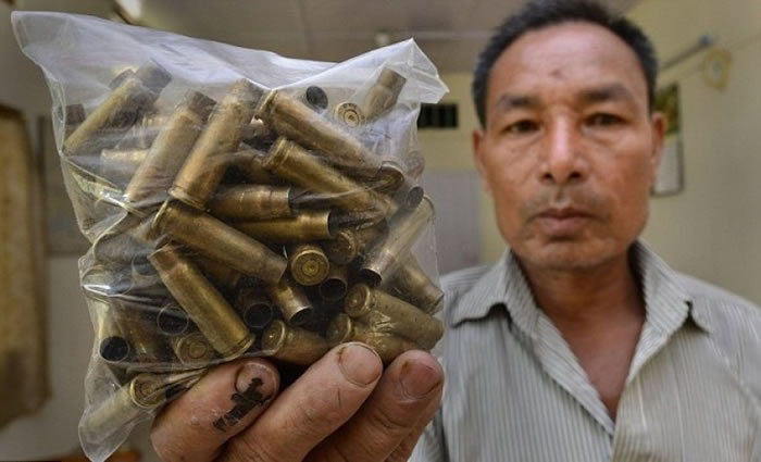 保育区职员展示歹徒留下的弹壳。