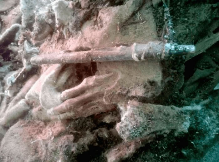 ����̩ɽ�����ֵ�1500��ǰͻ�ʸ�ʬ���ϴ����ִ�Adidas��Ь��