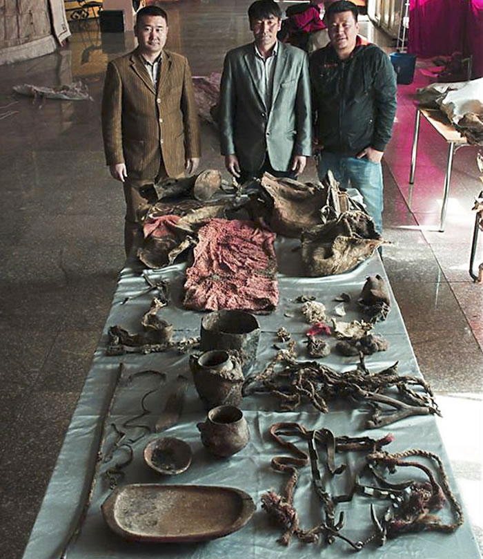 阿尔泰山脉发现的1500年前突厥干尸脚上穿着现代Adidas球鞋? - 神秘的地球 科学|自然|地理|探索