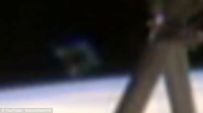 UFO爱好者再度于国际太空站直播片段中发现巨大U形UFO