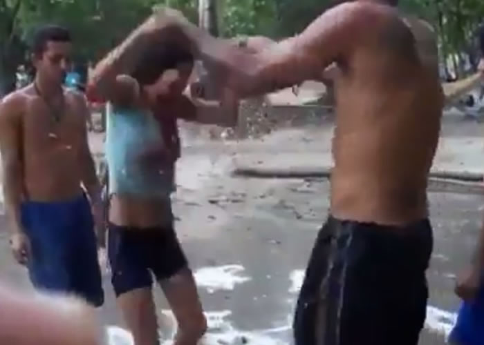 女子在2名男子扶持下跳了几下,最后“驱邪”仪式似大功告成。