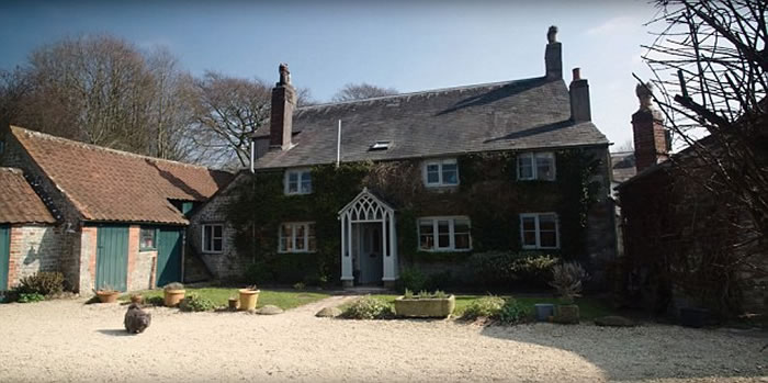 英国威尔特郡男子挖地铺电线竟挖出千年罗马别墅遗址