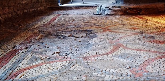 英国威尔特郡男子挖地铺电线竟挖出千年罗马别墅遗址