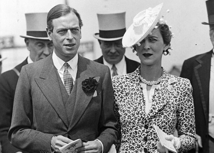 吉耶爵士(左)提出玛丽王后摄政的建议。