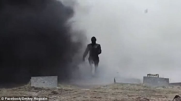 俄罗斯女兵身穿新型防爆衣“终结者”走进地雷区 最后毫发无损走出来